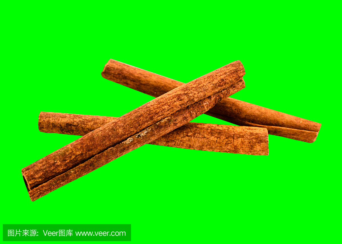 组芳香肉桂棒孤立在绿色背景